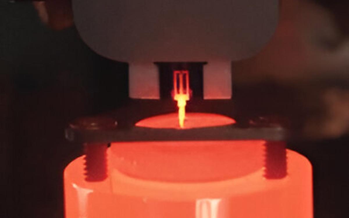 800°C で実施されているその場 SEM ナノインデンテーション試験。極端な条件下での材料試験を強調しています。